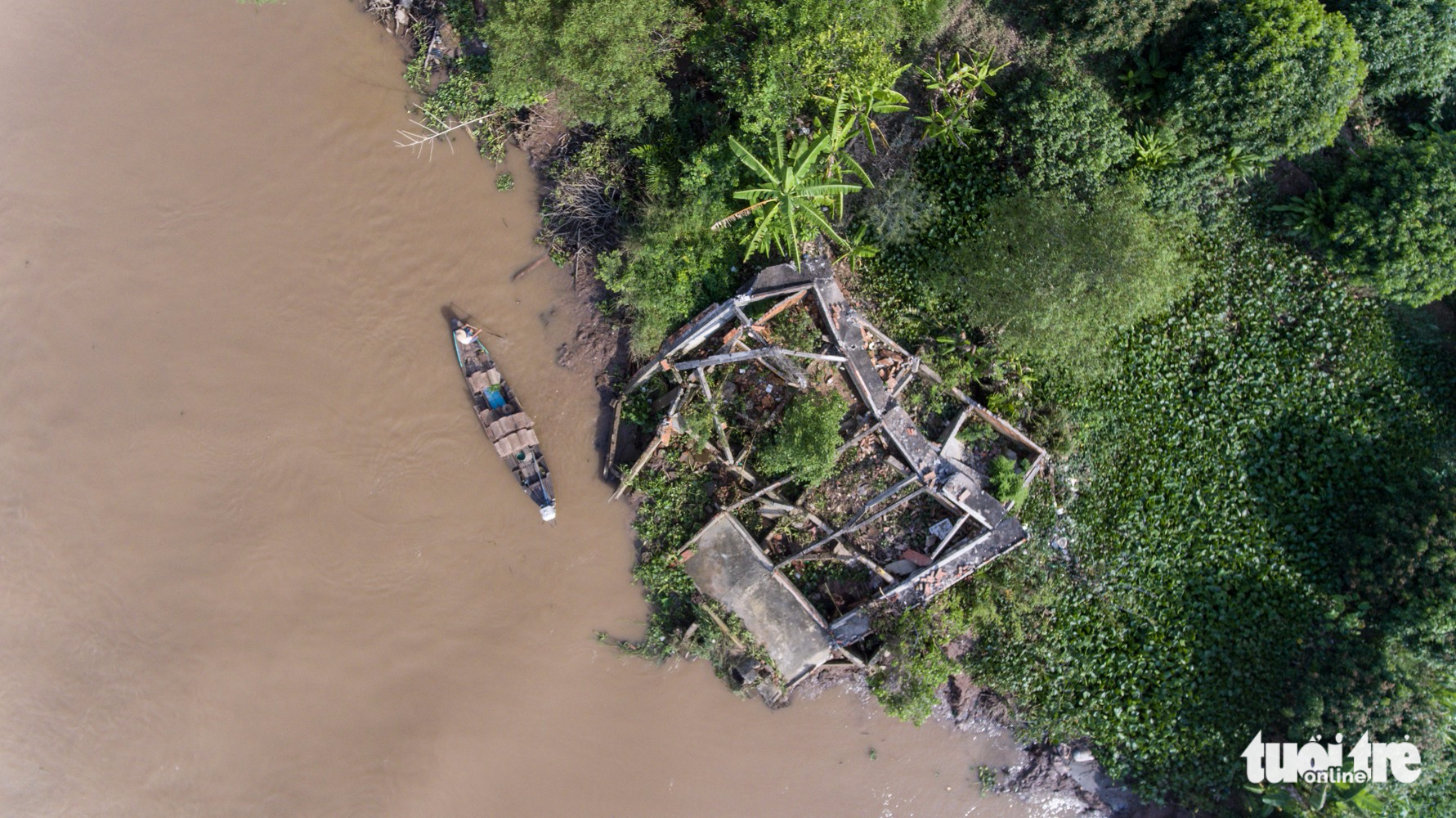 A house on Tan Phong Islet is abandoned due to previous subsidence. Photo: Tuoi Tre