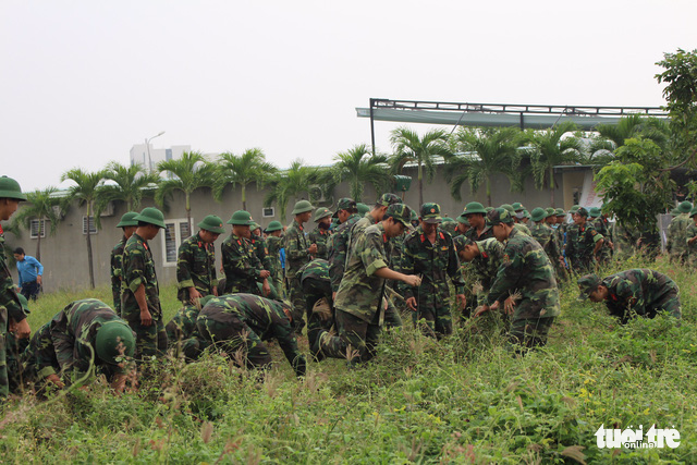 About 150 officers from the municipal military command and border guard office join the cleanup. Photo: Tuoi Tre