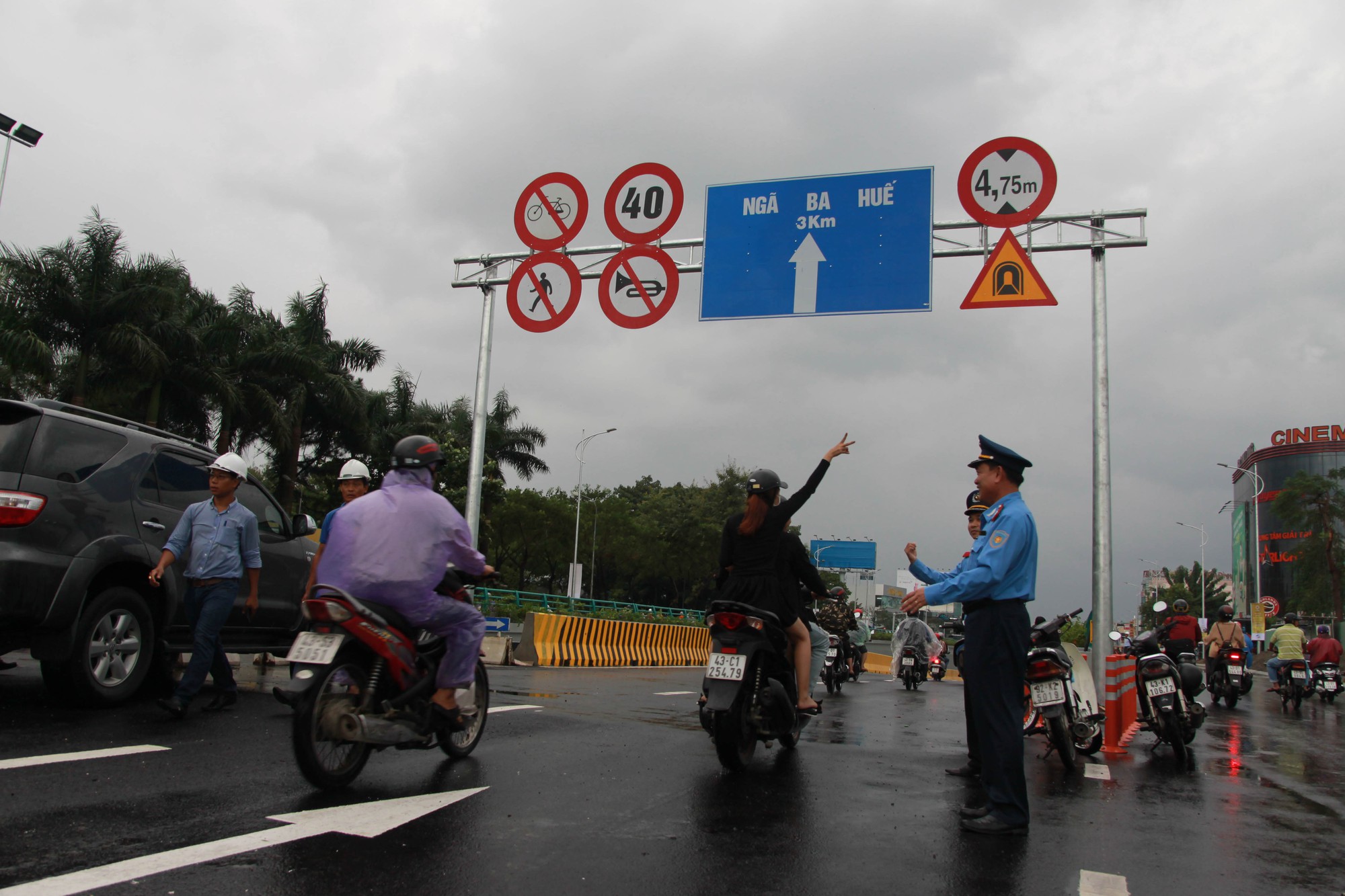 Officers control traffic on the new path. Photo: Tuoi Tre