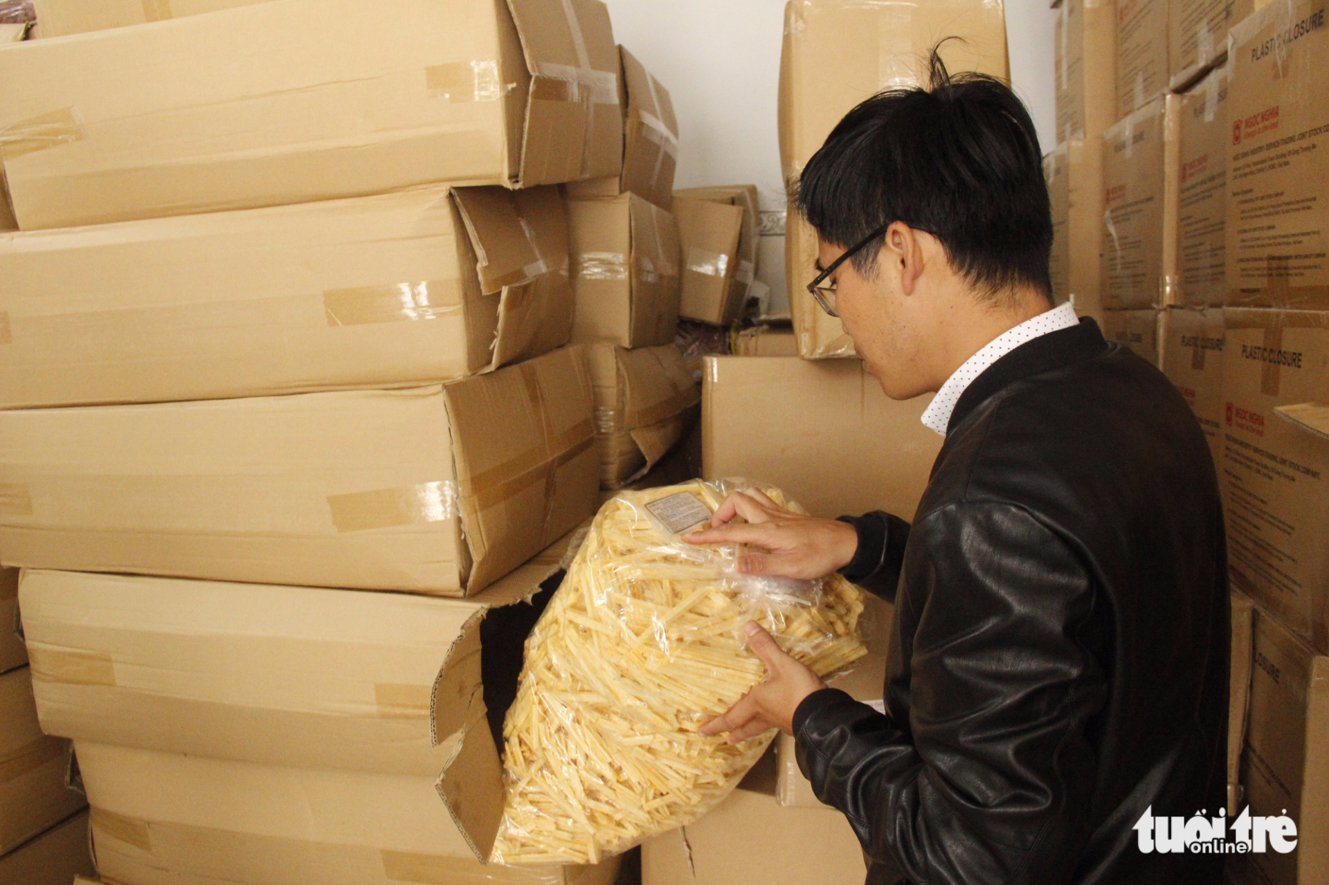 Over 100 boxes of dried produce of unknown origin are found at the venue. Photo: Tuoi Tre