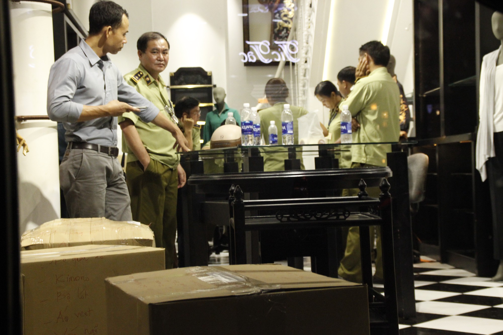 Authorities carry out the inspection at the store. Photo: Tuoi Tre
