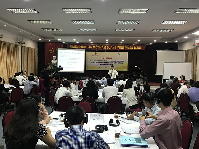 Professor John Lee conducts a project initiation workshop in Hanoi, which is participated by representatives from the Vietnamese education ministry, World Bank and 8 LTTUs. Photo: EdUHK