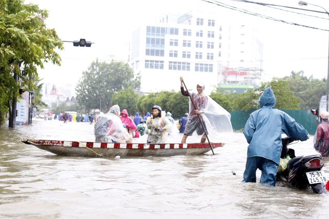 People travel on a boat in Hue City. Photo: Tuoi Tre