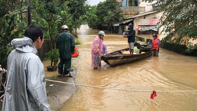 Local residents are being evacuated in Hoa Vang District, Da Nang. Photo: Tuoi Tre