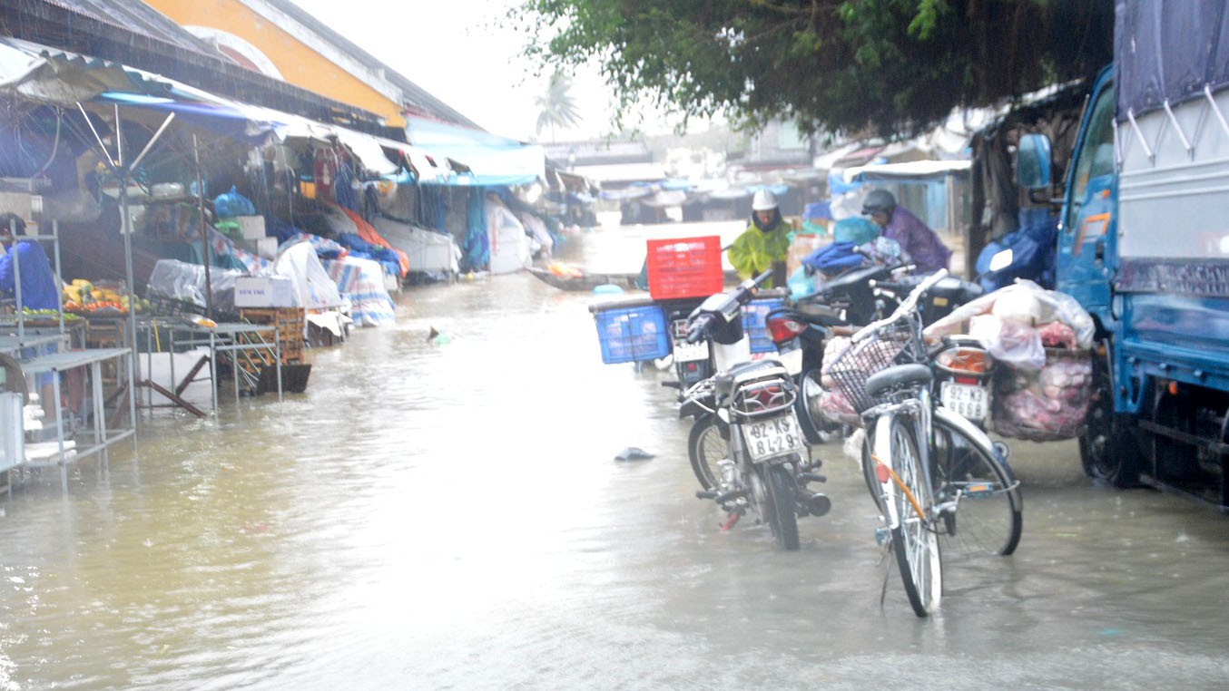 Floodwater reaches Hoi An Market.