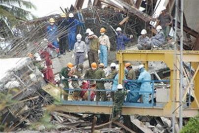 Rescuers rummage through the rubble to search for victims of the collapse of an approach ramp of the Can Tho Bridge in September 2007. Photo: Tuoi Tre