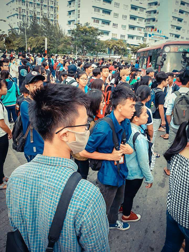 Students waiting for their morning buses at Dorm B of the Vietnam National University neighborhood in Thu Duc District, Ho Chi Minh City. Photo: Tuoi Tre