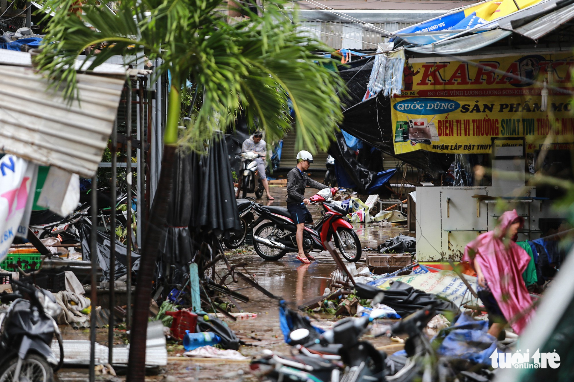 Houses along National Highway 1A in Khanh Hoa Province are devastated. Photo: Tuoi Tre
