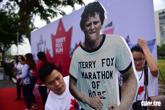 A photo of Terry Fox is displayed at the charity run.