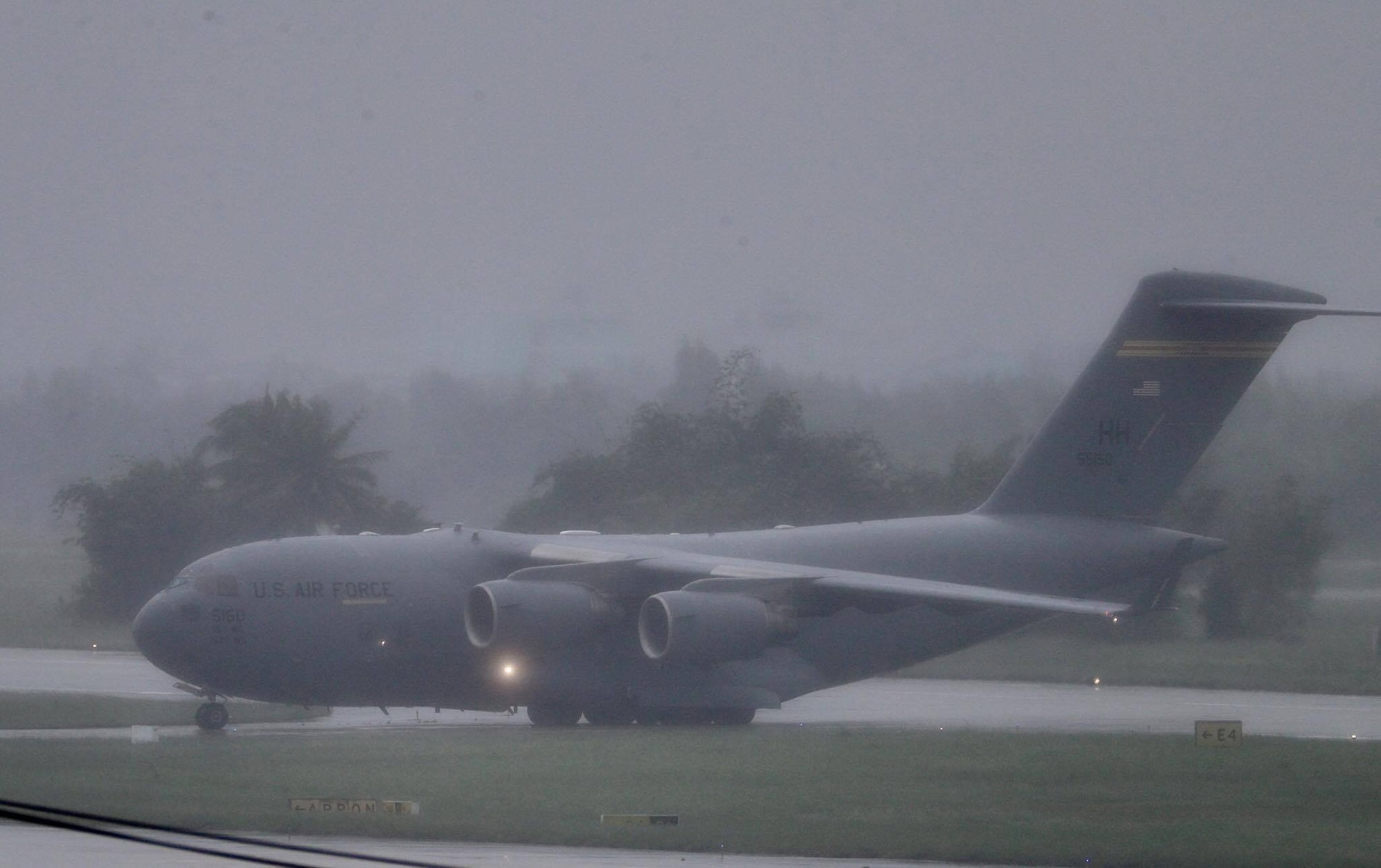 The military transport aircraft touches down under rainy weather conditions. Photo: Tuoi Tre