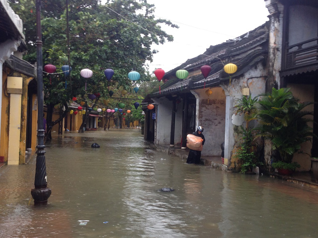 Nguyen Thi Minh Khai Street decorated to welcome APEC is also flooded. Photo: Tuoi Tre