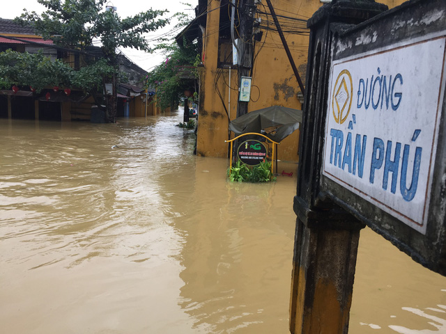 Floodwaters have reached one meter high on some stretches of Tran Phu Street in Hoi An. Photo: Tuoi Tre