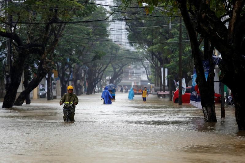 People go along flooded road after typhoon Damrey hits Vietnam in Hue city, Vietnam November 5, 2017. Photo: Reuters