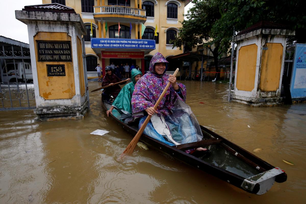 Officials sail a boat out of a submerged local government building after typhoon Damrey hits Vietnam in Hue city, Vietnam November 5, 2017. Photo: Reuters