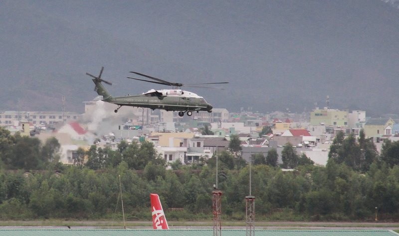 A Marine One helicopter performs a test fly in Da Nang City on November 7, 2017. Photo: Tuoi Tre