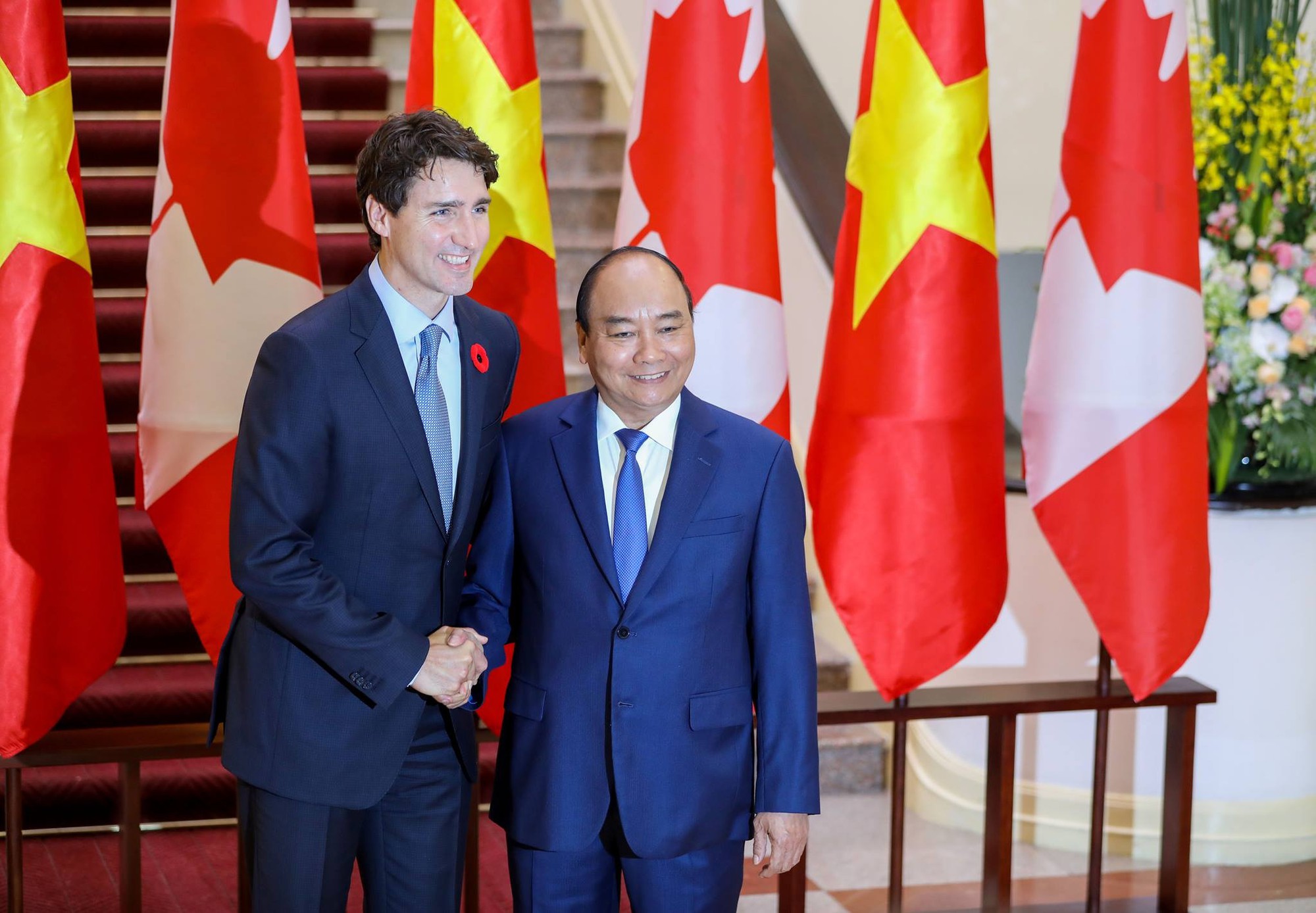 PM Phuc and PM Trudeau shakes hands at the welcome ceremony at the Presidential Palace. Photo: Tuoi Tre
