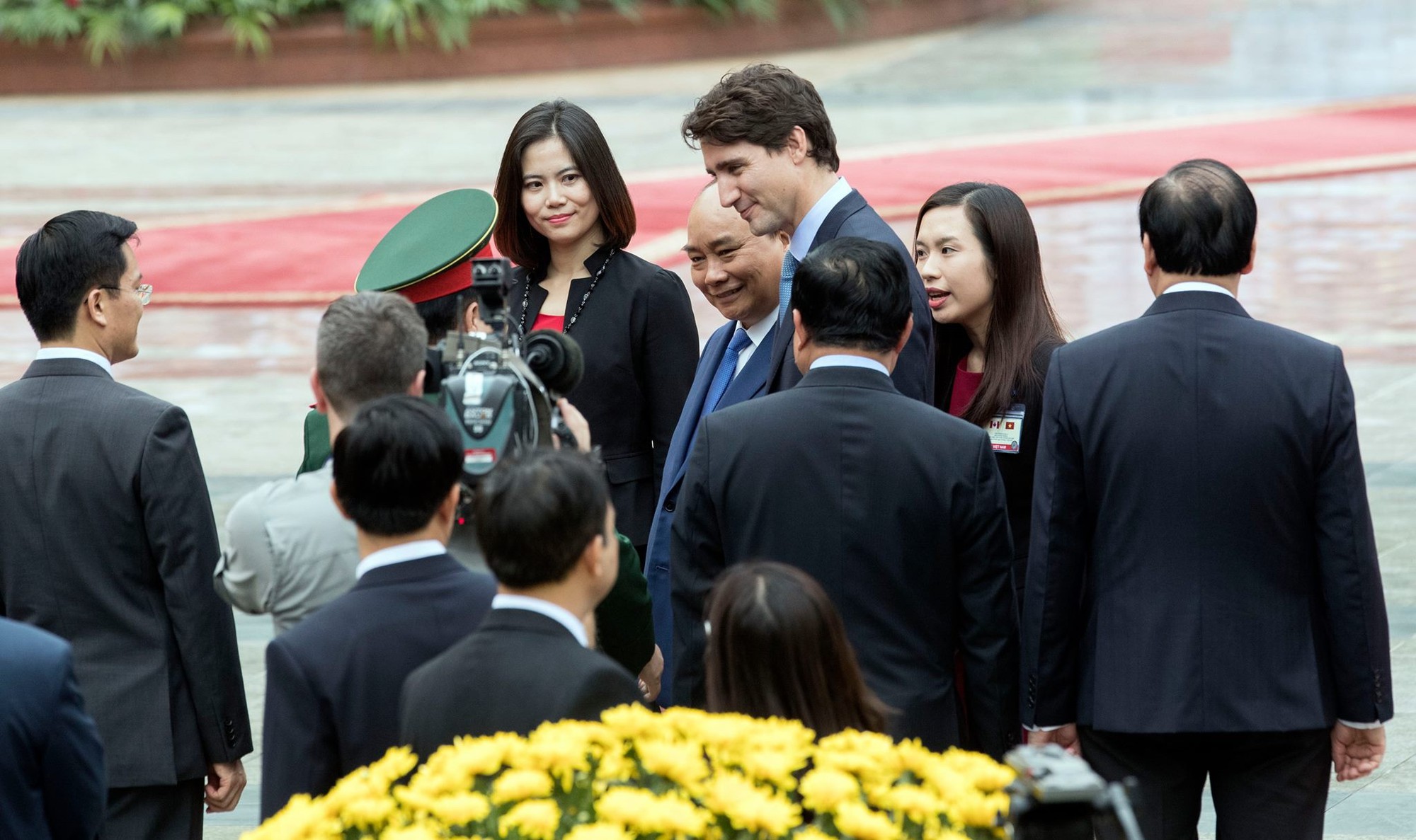 PM Trudeau greets Vietnamese officials. Photo: Tuoi Tre
