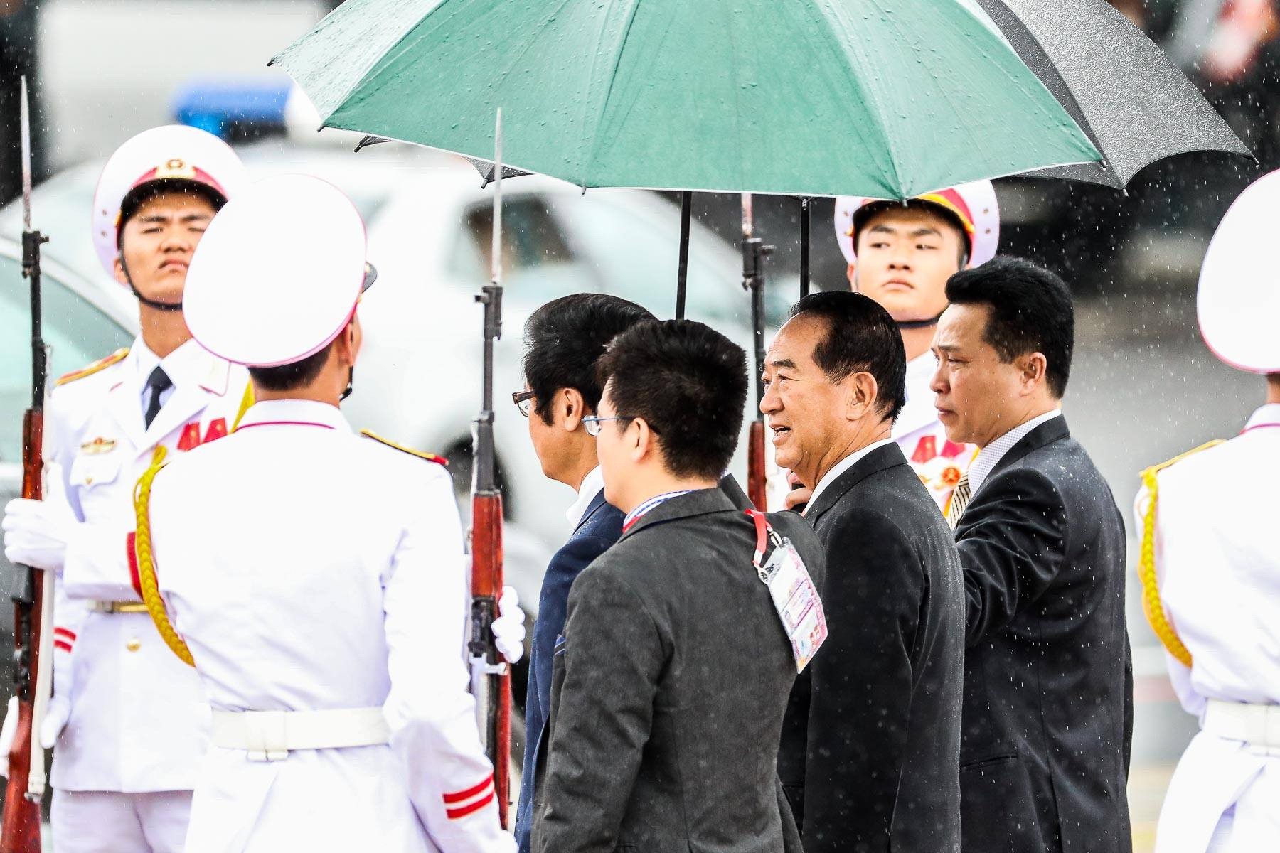 James Soong walks among the guard of honor after arriving at Da Nang International Airport. Photo: Tuoi Tre