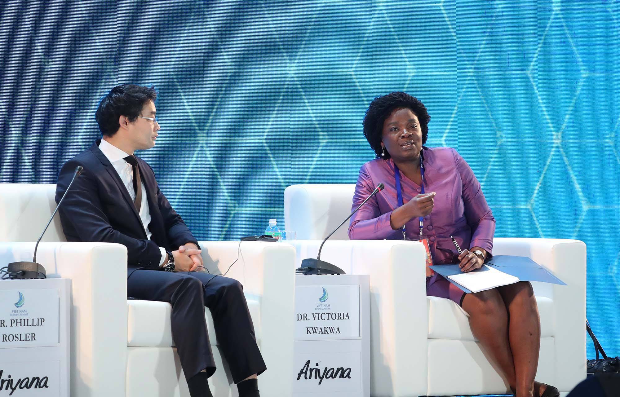 Philipp Roesler, managing director of the World Economic Forum, and Victoria Kwakwa, World Bank's Vice President for the East Asia and Pacific Region, at the Vietnam Business Summit. Photo: Tuoi Tre