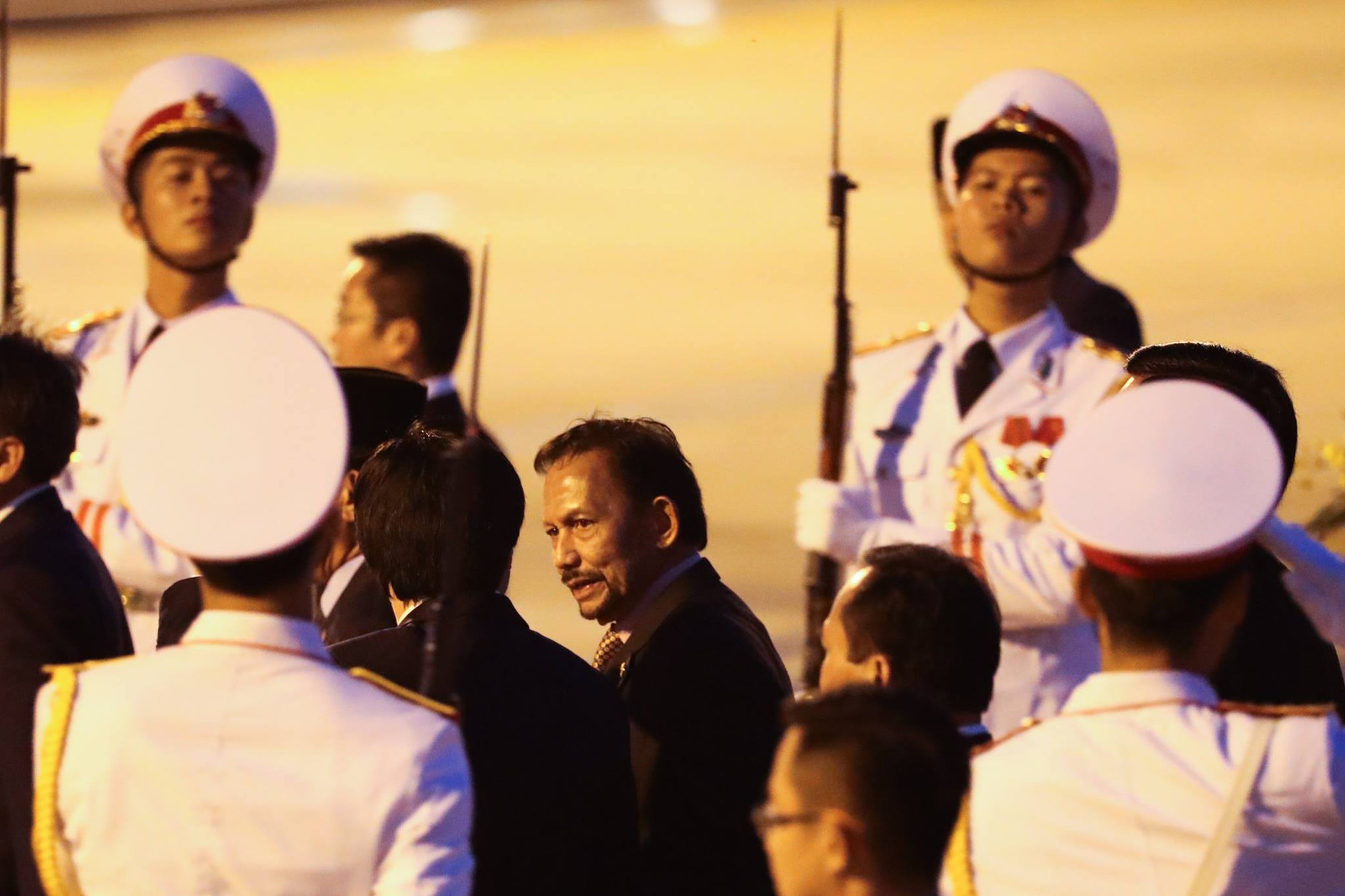 Hassanal Bolkiah, the Sultan of Brunei, is welcomed by Vietnamese guards of honor after arriving in Da Nang. Photo: Tuoi Tre