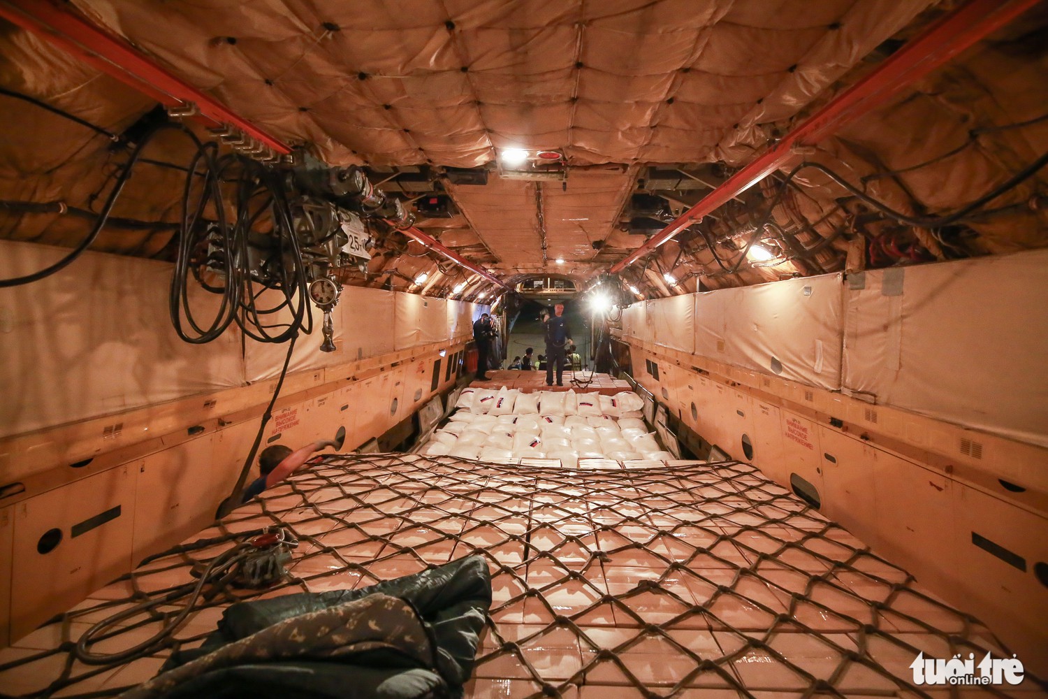 The inside the Russian Il-76 freighter is filled with relief goods, including milk, sugar, canned food, and tents. Photo: Tuoi Tre