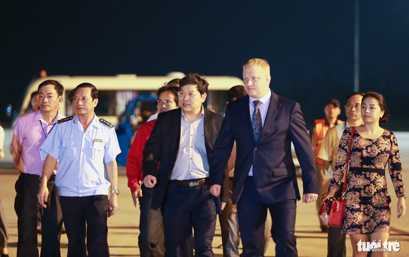 Nguyen Duy Bac (C), deputy chairman of Khanh Hoa Province, arrives at Cam Ranh Airport to receive the Russian storm relief. Photo: Tuoi Tre