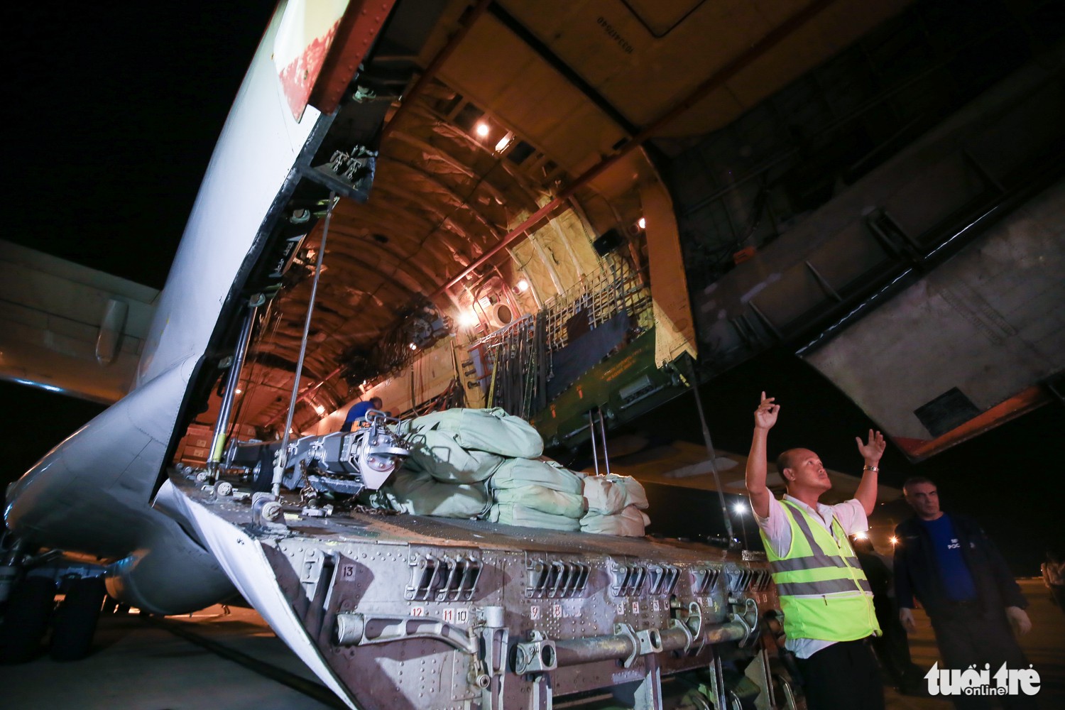 Goods are unloaded through the back of the aircraft. Photo: Tuoi Tre