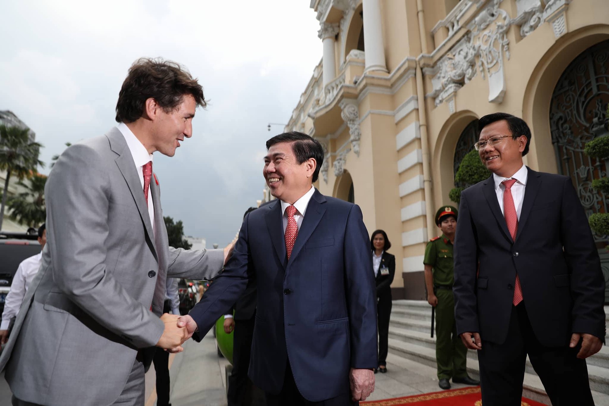 Canadian Prime Minister Justin Trudeau (L) shakes hands with Ho Chi Minh City chairman Nguyen Thanh Phong outside the city hall, November 9, 2017. Photo: Tuoi Tre