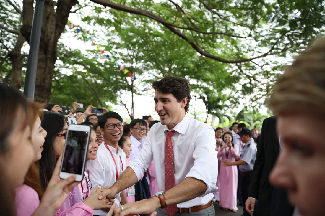 Canadian Prime Minister Justin Trudeau is greeted by students and professors at Ton Duc Thang University in Ho Chi Minh City, November 9, 2017. Photo: Tuoi Tre