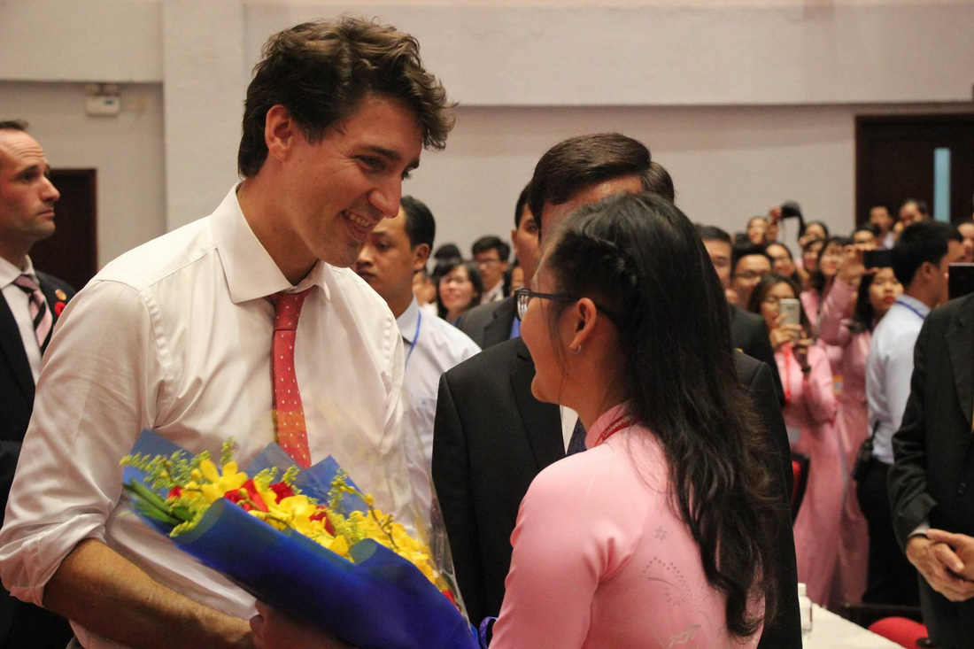 Canadian Prime Minister Justin Trudeau receives flowers from a student at the conclusion of his visit to Ton Duc Thang University in Ho Chi Minh City, November 9, 2017. Photo: Tuoi Tre