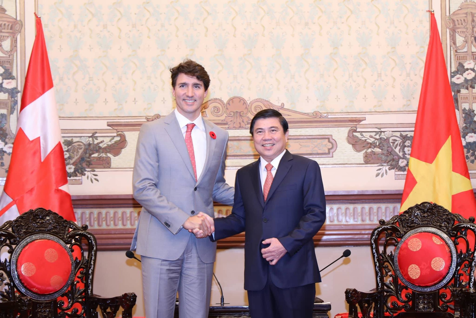 Canadian Prime Minister Justin Trudeau (L) shakes hands with Ho Chi Minh City chairman Nguyen Thanh Phong before their meeting inside the city hall, November 9, 2017. Photo: Tuoi Tre