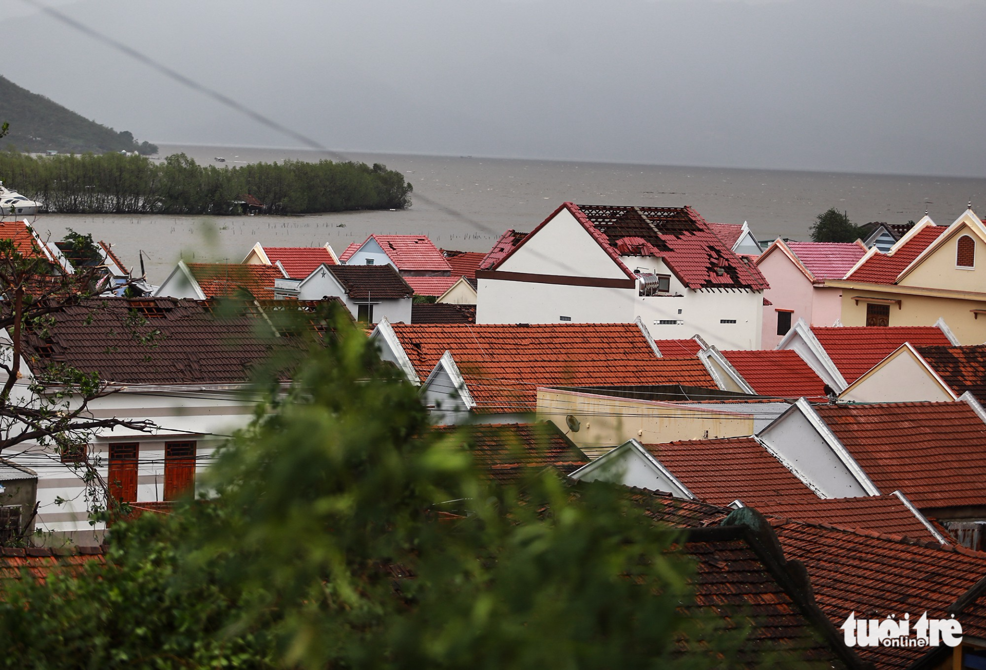 Houses in Nha Trang City get unroofed by Typhoon Damrey. Photo: Tuoi Tre