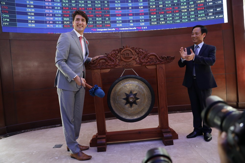 Canadian Prime Minister Justin Trudeau (L) performs a gong-striking ritual to launch the day’s trading session at the Ho Chi Minh City Stock Exchange (HoSE), November 9, 2017. Photo: Tuoi Tre