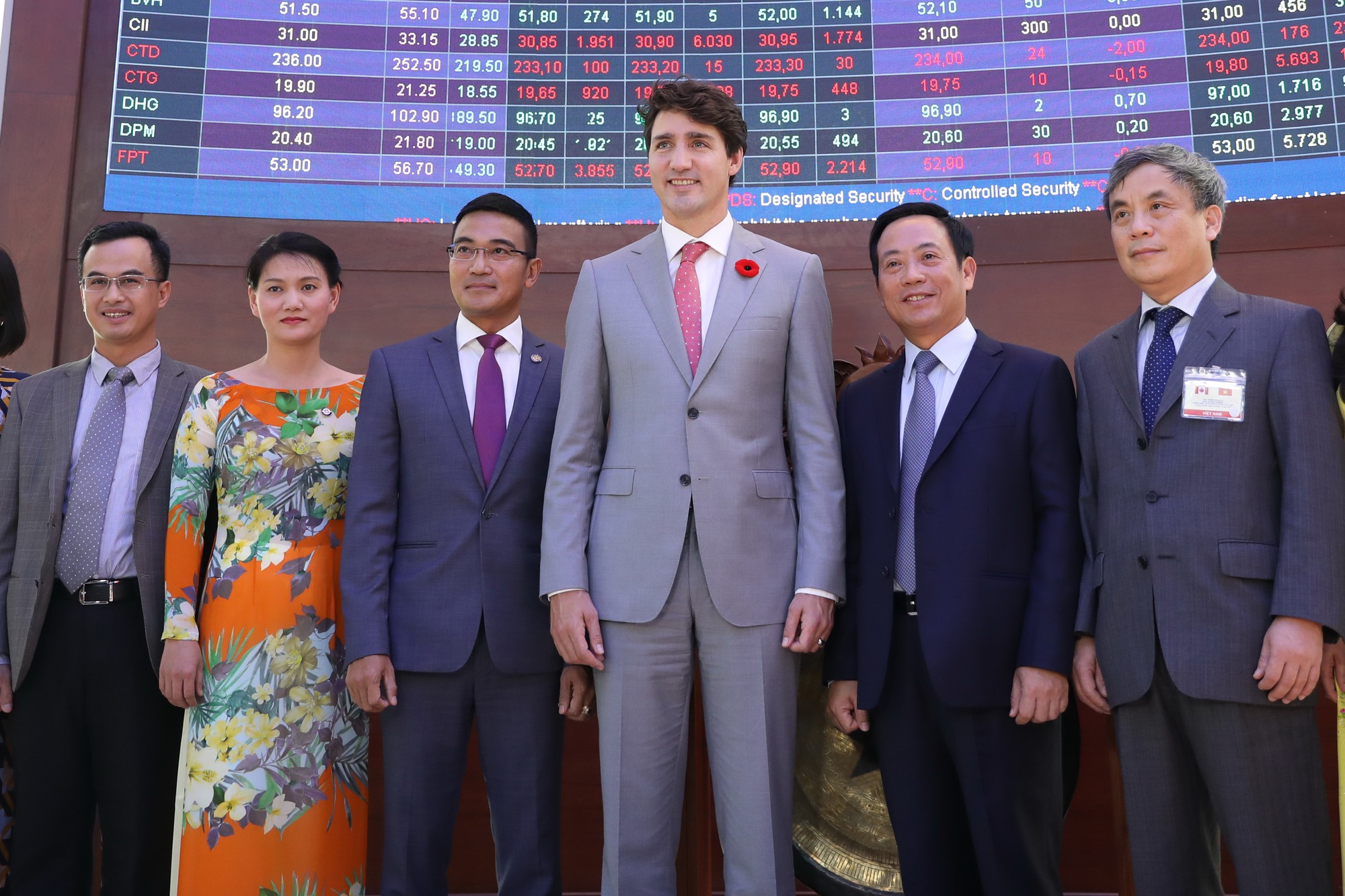 Canadian Prime Minister Justin Trudeau poses for a photo with leaders from the Ho Chi Minh City Stock Exchange (HoSE), November 9, 2017. Photo: Tuoi Tre