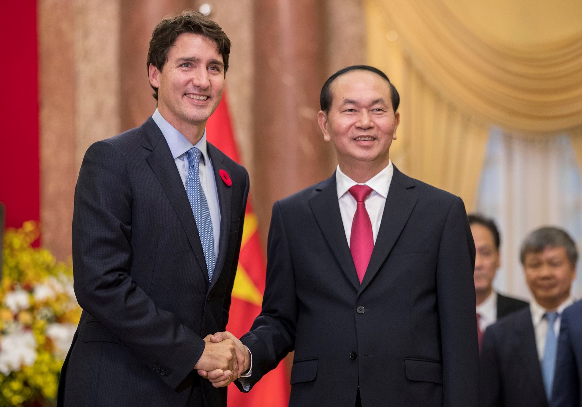 Canadian Prime Minister Justin Trudeau (L) shakes hands with Vietnamese State President Tran Dai Quang at the Presidential Palace in Hanoi, November 8, 2017. Photo: Tuoi Tre