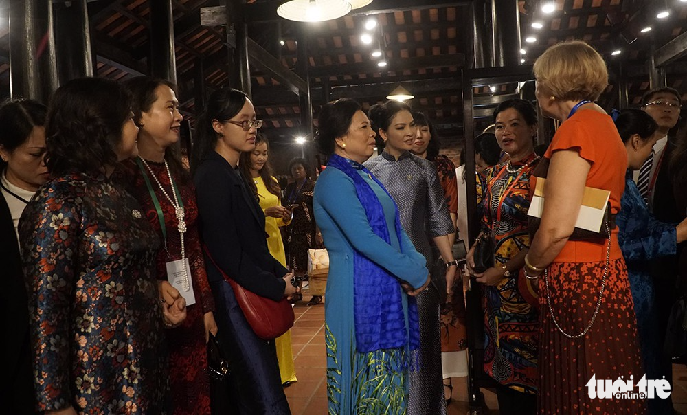 Spouses of APEC leaders visit the Hoi An Silk Village in Hoi An Ancient Town, November 11, 2017. Photo: Tuoi Tre