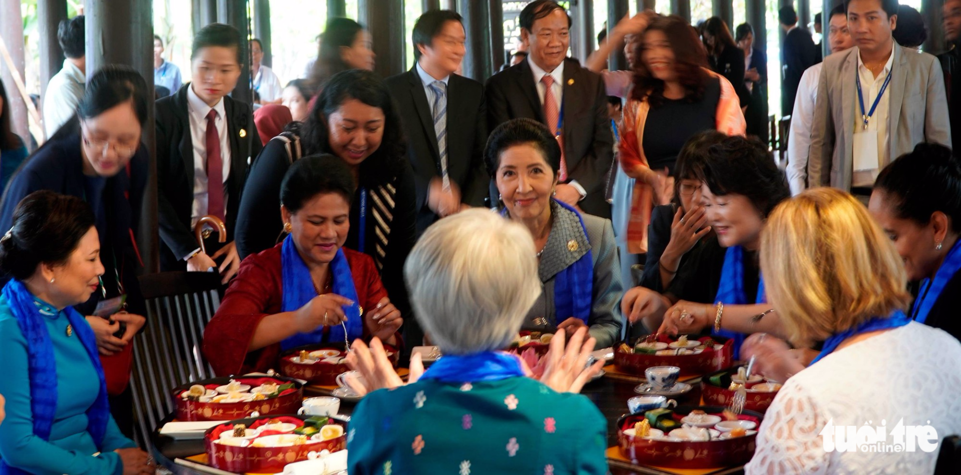Spouses of APEC leaders enjoy traditional Vietnamese pastries with tea in Hoi An Ancient Town, November 11, 2017. Photo: Tuoi Tre