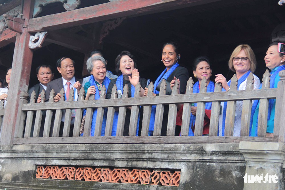 Spouses of APEC leaders take a group photo at the Japanese Covered Bridge in Hoi An Ancient Town, November 11, 2017. Photo: Tuoi Tre