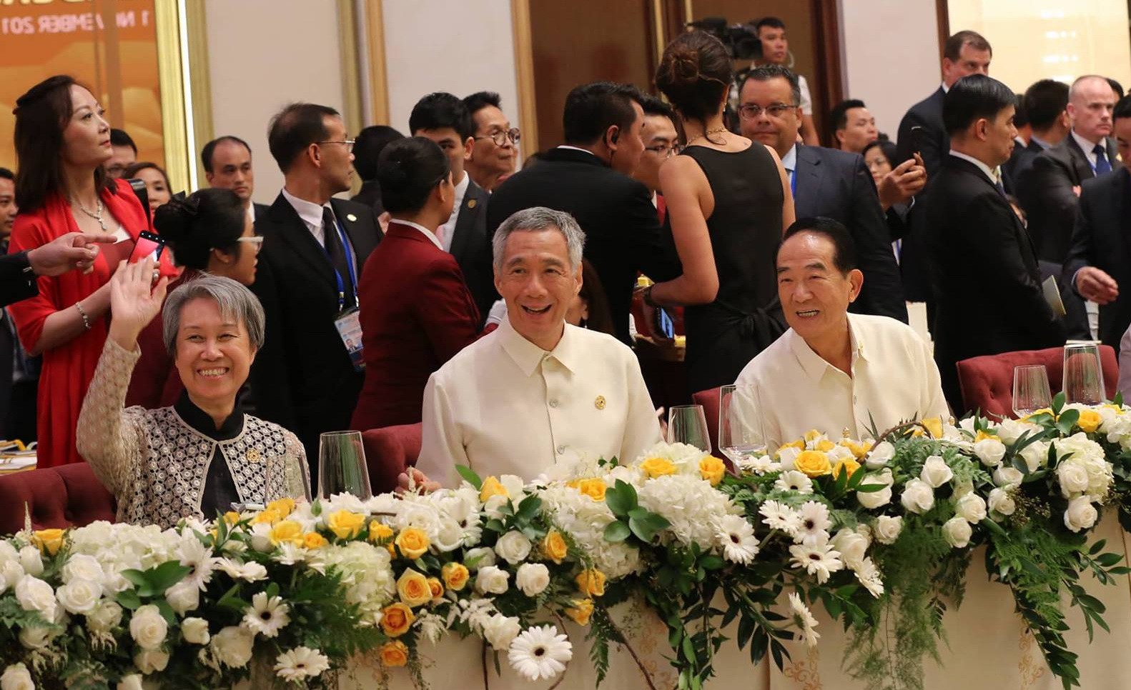Singaporean Prime Minister Lee Hsien Loong (2nd L) and his wife Ho Ching smile and wave at other leaders during the gala dinner to receive leaders of 21 APEC member economies in Da Nang, November 10, 2017. Photo: Tuoi Tre