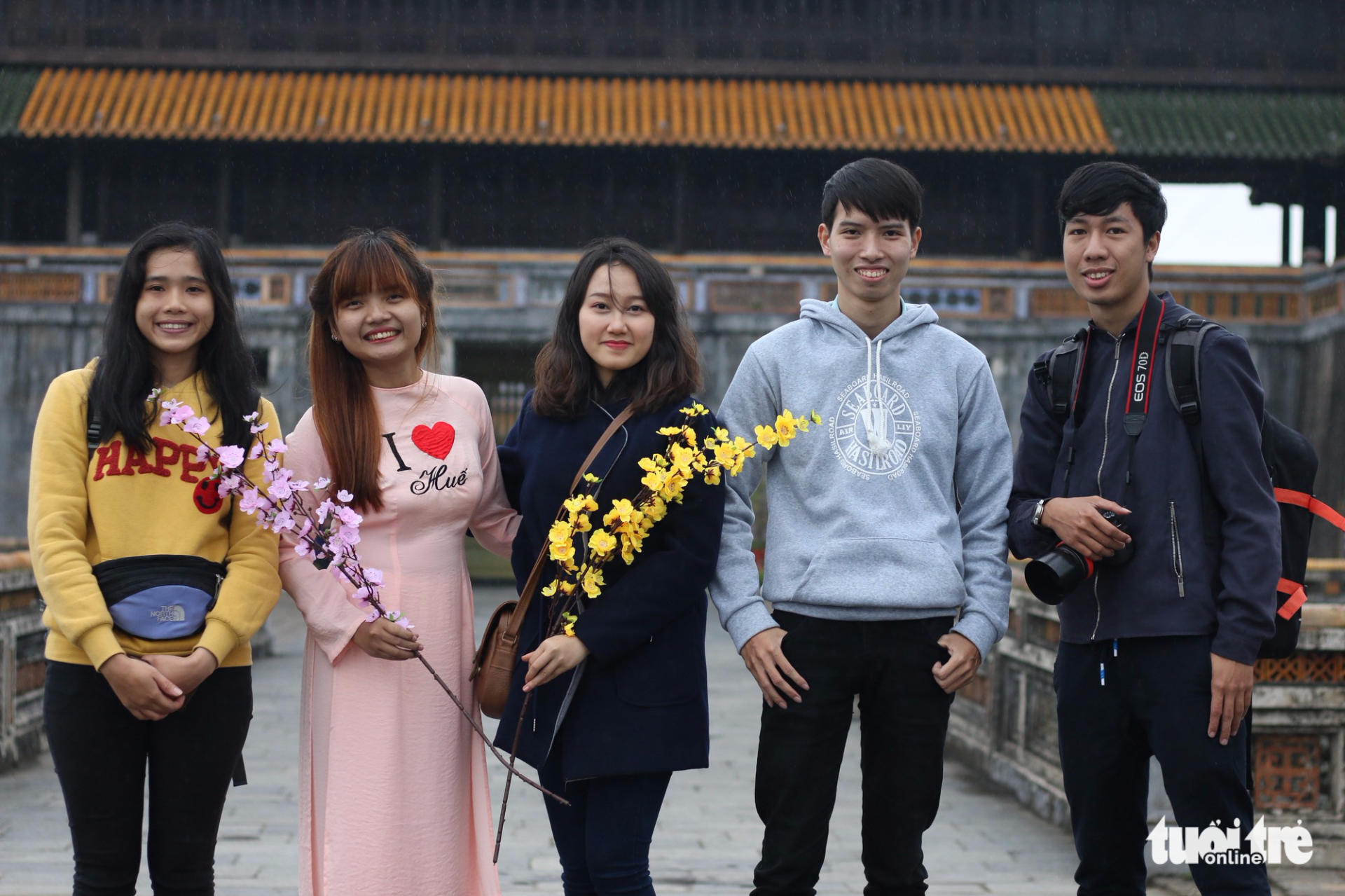 Nguyen Thi Huong Lien (second left) takes a group photo with tourists in Hue City, central Vietnam. Photo: Tuoi Tre