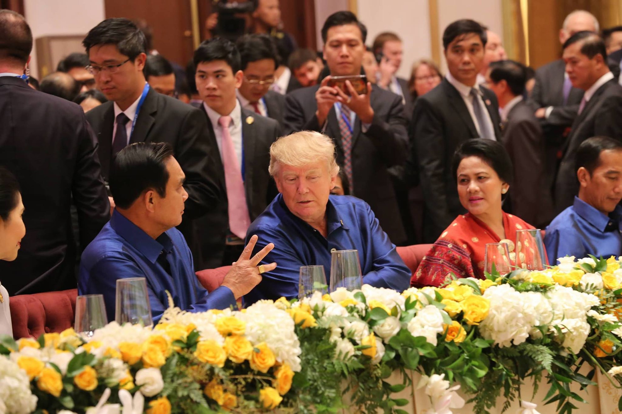 U.S. President Donald Trump (2nd L) talks to Thai Prime Minister Prayut Chan-o-cha during the gala dinner to receive leaders of 21 APEC member economies in Da Nang, November 10, 2017. Photo: Tuoi Tre