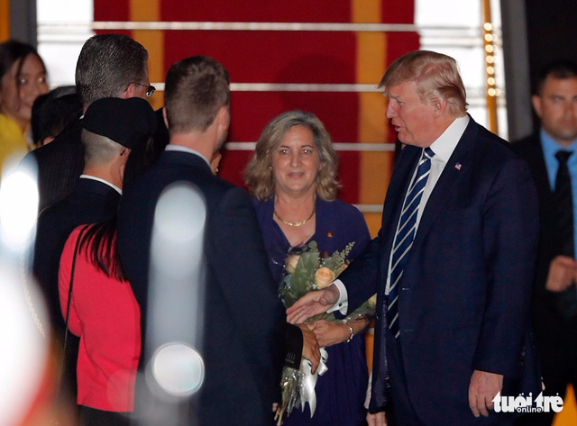 U.S. President Donald Trump is greeted at the airport after landing in Hanoi on November 11, 2017. Photo: Tuoi Tre
