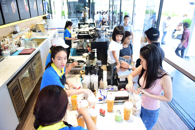 Passengers buy drinks and snacks at a coffee shop inside Bach Dang Station. Photo: Tuoi Tre
