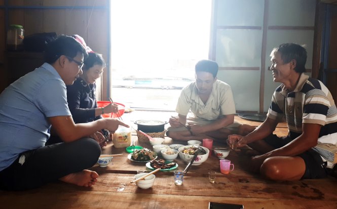 Family members gather for a meal on the reservoir. Photo: Tuoi Tre