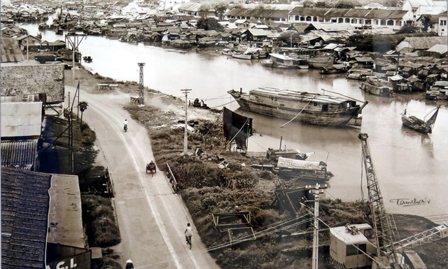 The Two Banks of Ong Lanh Bridge, taken in 1973, marking the start of Tam Thai's professional photography career. Photo: Tuoi Tre