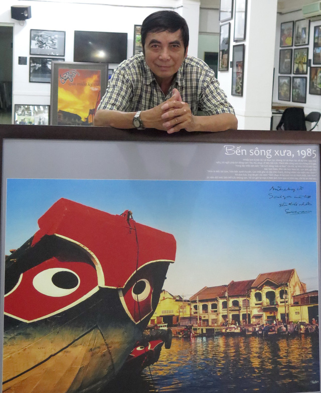 Tam Thai by his 'Pier and Boats,’ with writer Son Nam's hand-written comment in the corner. Photo: Tuoi Tre
