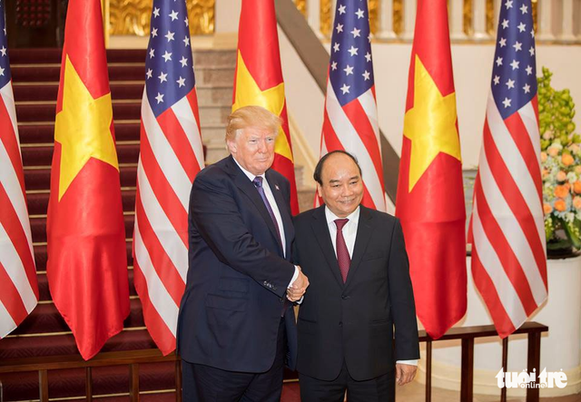 Vietnamese Prime Minister Nguyen Xuan Phuc (R) shakes hands with U.S. President Donald Trump in Hanoi, Vietnam, November 12, 2017. Photo: Tuoi Tre