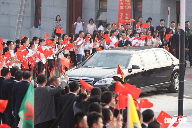 A car carrying Chinese President Xi Jinping is pictured amid a crowd in Hanoi, Vietnam, November 12, 2017. Photo: Tuoi Tre