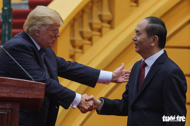 Vietnamese State President Tran Dai Quang (R) shakes hands with U.S. President Donald Trump after a press briefing in Hanoi, Vietnam, November 12, 2017. Photo: Tuoi Tre