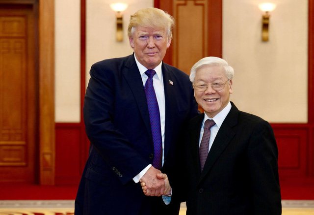 General Secretary of the Communist Party of Vietnam Nguyen Phu Trong (R) shakes hands with U.S. President Donald Trump in Hanoi, Vietnam, November 12, 2017. Photo: Tuoi Tre